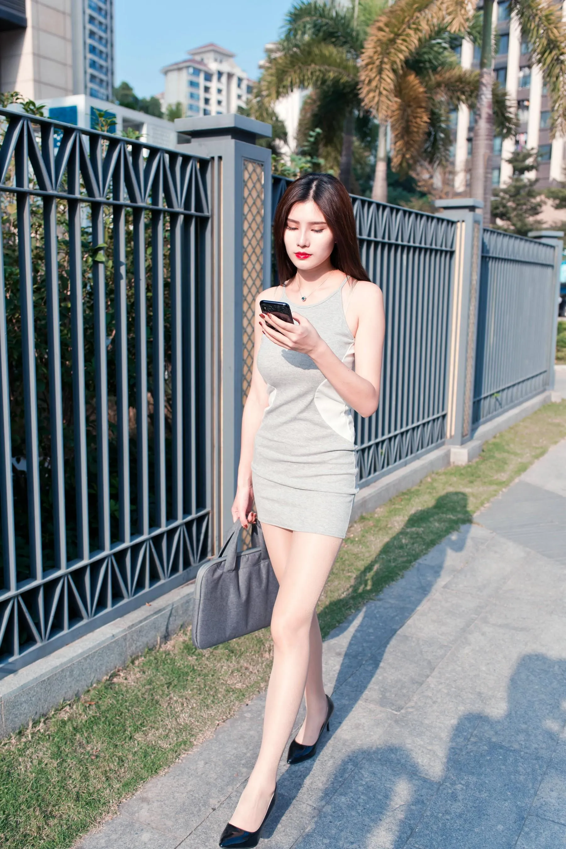 [魔镜街拍] NO.111 午后休闲的包臀灰裙极品薄丝OL美女婷婷 [432P]插图4